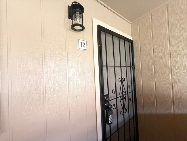 Building Photo - Pet Friendly Hidden Gem Unit- 3 BD/ 2.5 Ba...