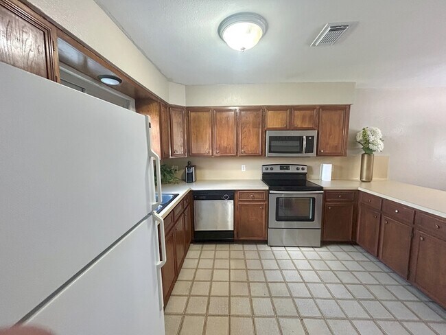 Building Photo - 300 Lucy Ln