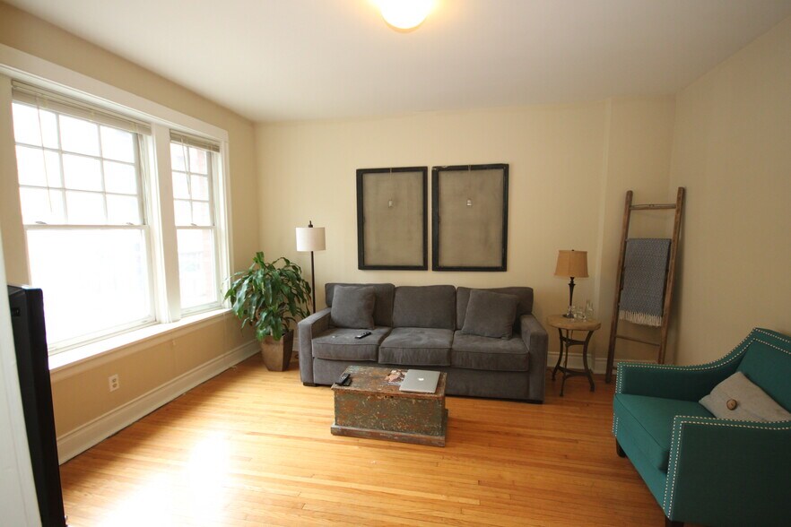 Building Photo - 1336 W Belmont Ave