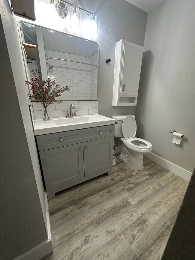 Building Photo - Top-Floor Stunner with Views – Fully Remod...