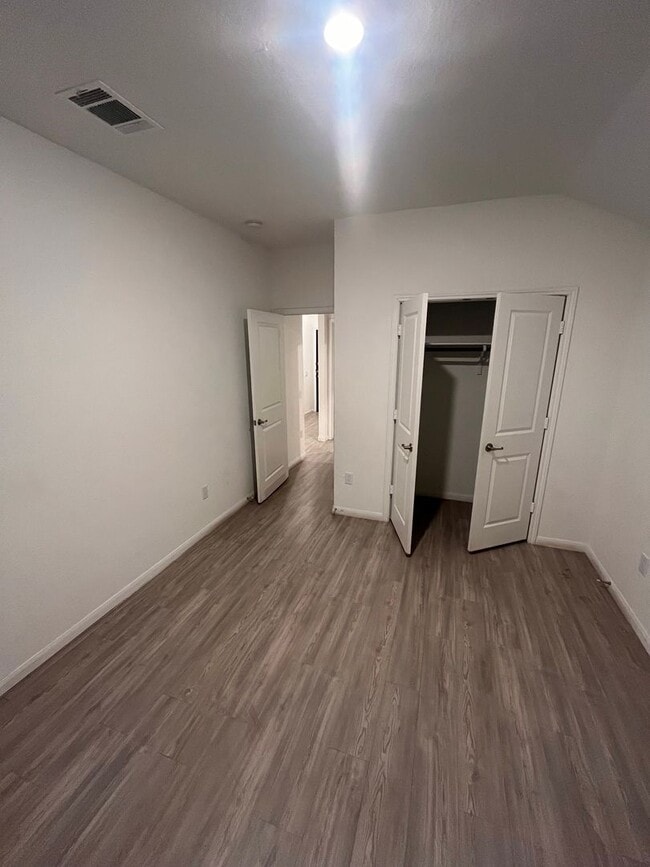 Building Photo - 3 bed 2 bath with a flex space, fenced in ...