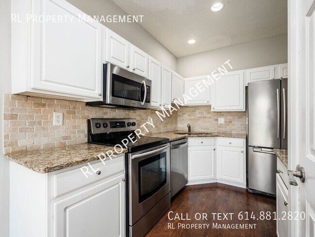 Building Photo - Spacious 3 bedroom 2.5 bathroom condo in W...