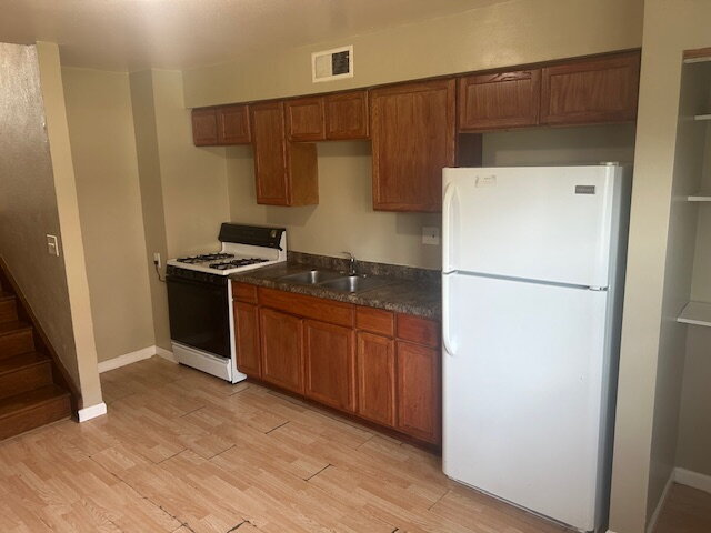 Building Photo - 3 bedroom 1.5 bath now available in the Wo...