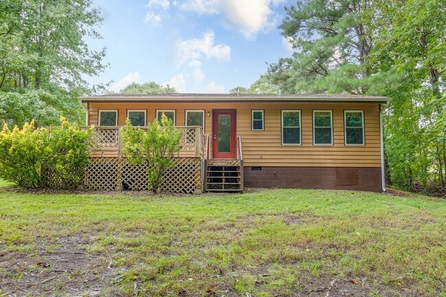 Building Photo - CHARMING 3-BEDROOM CEDAR SIDED RANCH HOUSE -Available