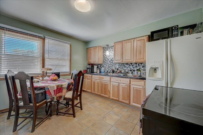 Building Photo - 10165 W Cleveland Ave