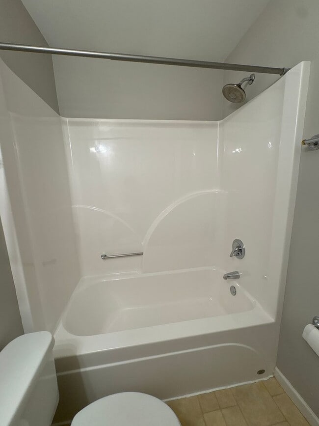 Building Photo - Spacious 3 Bedroom Home In Manchester...