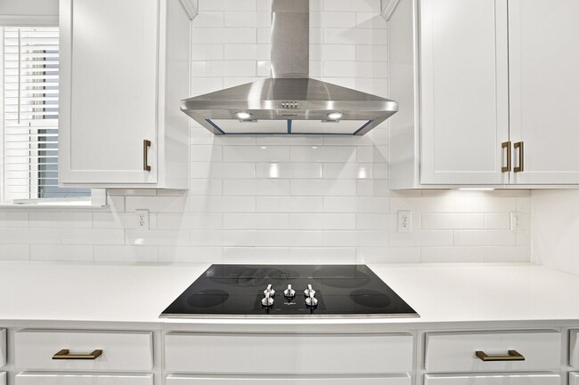 Building Photo - 3084 Claredon St