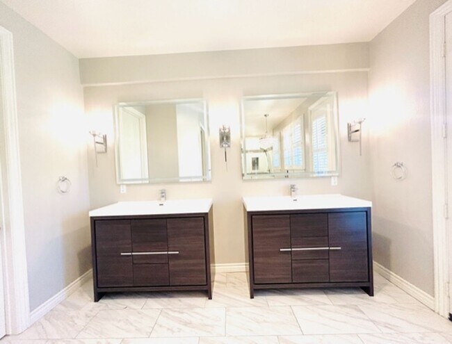 Building Photo - Lush and Lavish 4-Bedroom 4-Bathroom Neatly Tucked Away In The Colony At Calabasas