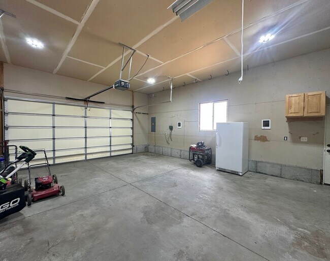 Building Photo - Stunning 6 Bed / 3 Bath | Great Location | Expansive Living Space