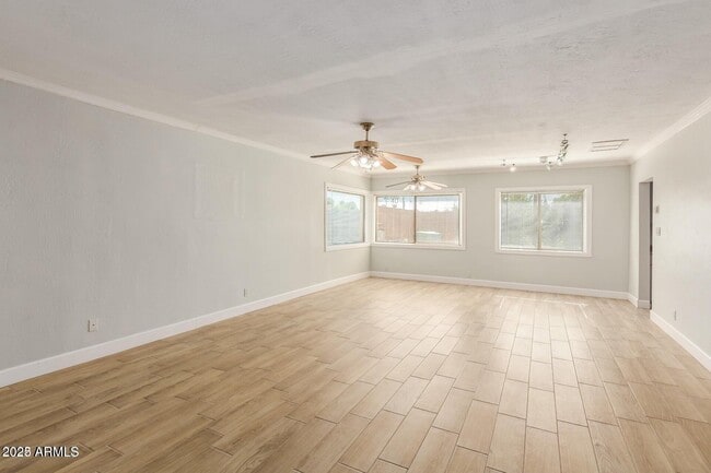 Building Photo - 547 E Belmont Ave