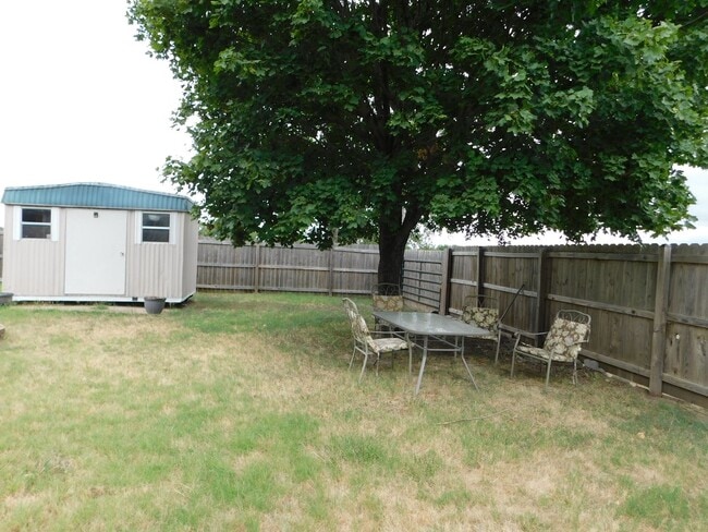 Building Photo - 2-bedroom, 1-bathroom home located in the ...
