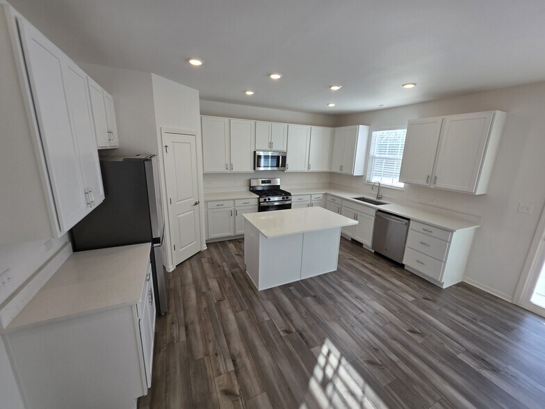 Building Photo - 1811 E 111th Pl