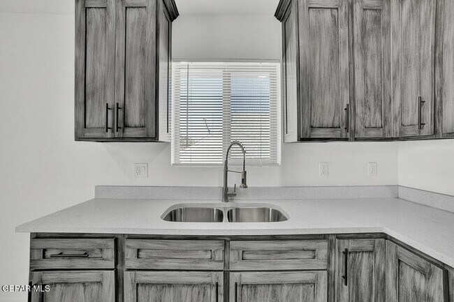 Building Photo - 1107 Myrtle Ave