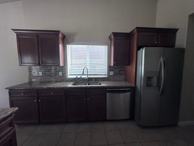 Building Photo - NW Visalia Home Coming Soon!