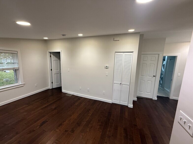 Building Photo - 7 Maverick St