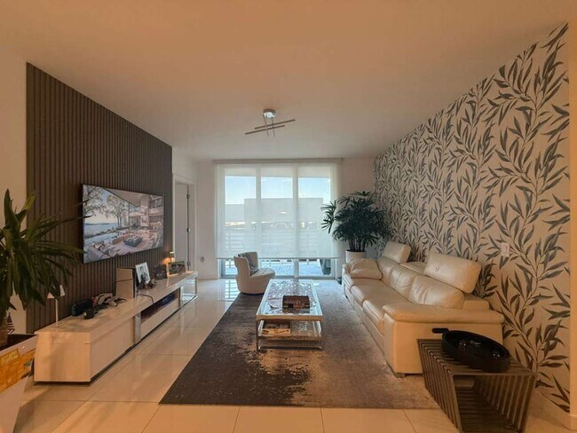 Building Photo - 2 BED/2 BATH UNIT 1-503