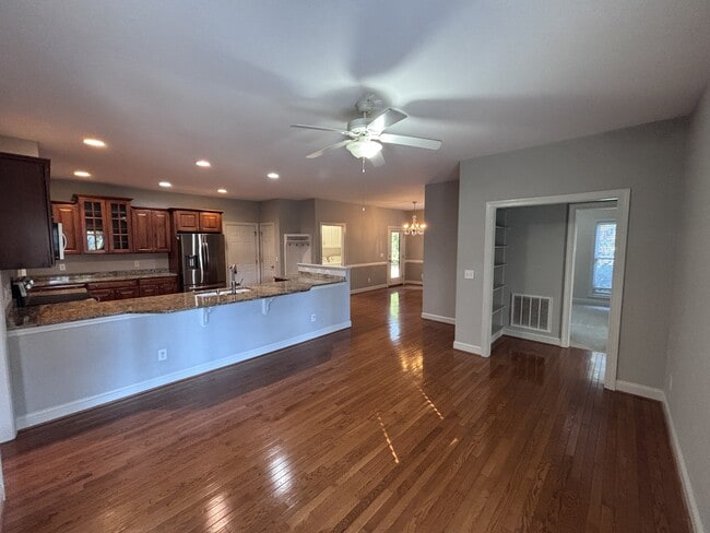 Building Photo - 420 Lake Forest Dr SE