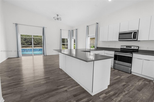 Building Photo - 434 Castlemain Cir