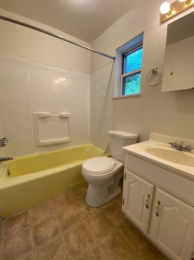 Building Photo - Spacious 1 Bedroom Apartment in South Oakland! Call Today to Schedule an Appointment!