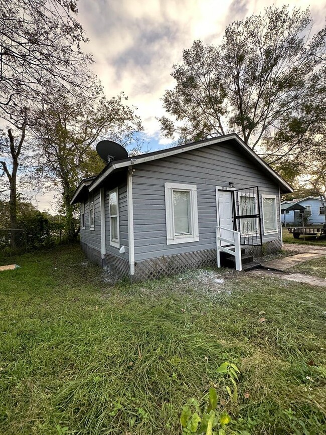 Building Photo - Fully Renovated 3/2 Single Family House Av...