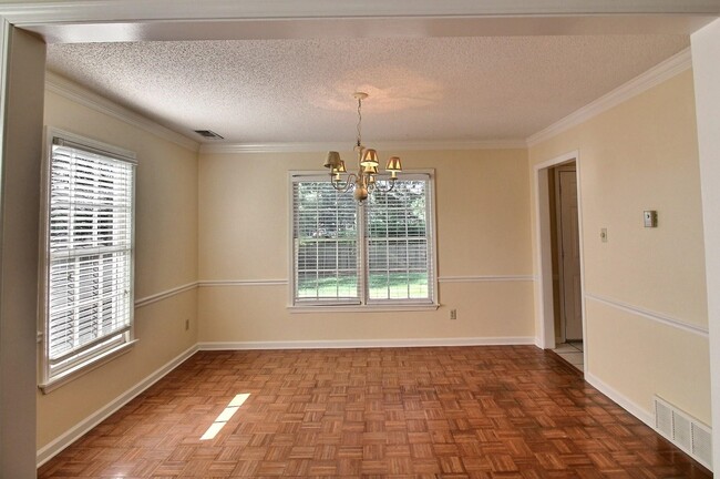 Building Photo - 383 E Valleywood Dr