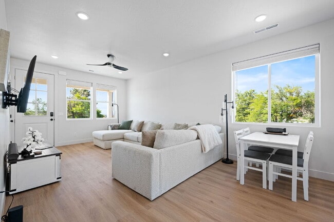 Building Photo - Private room with shared bathroom in a bra...