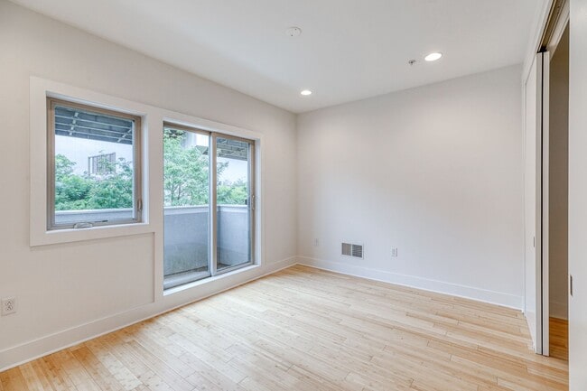 Building Photo - Northern Liberties Townhome with Private Garage