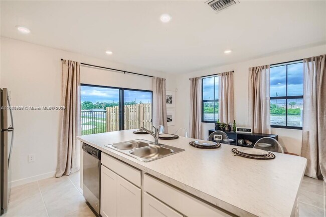 Building Photo - 409 NW 12th Pl