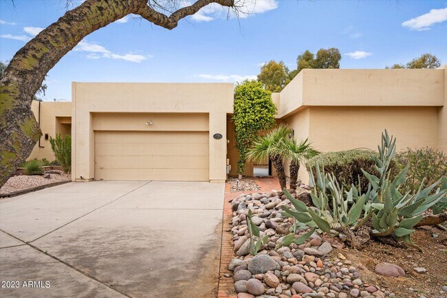 Building Photo - 8844 E San Rafael Dr