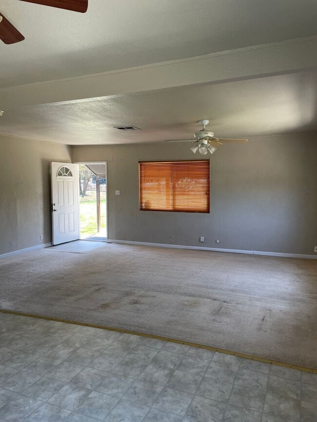 Building Photo - Beautiful Country-Style Home in Dos Palos,...