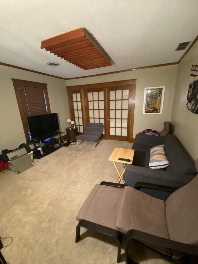 Building Photo - Spacious top floor 4 bed 1 bath by UWEC!