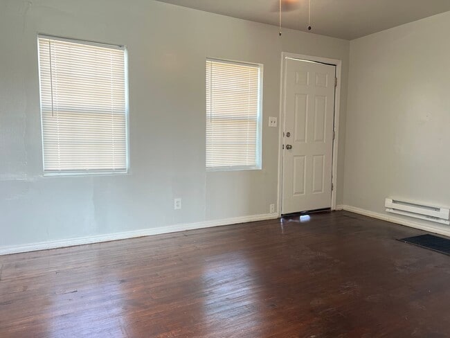 Building Photo - Charming 2 Bedroom