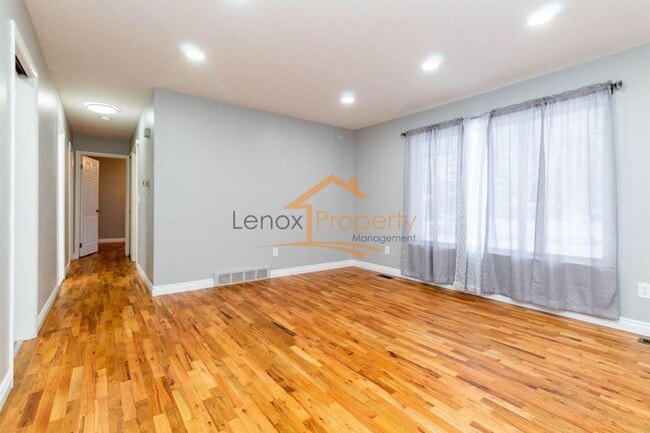 Building Photo - Beautiful Ranch In Plymouth 1 MONTH FREE RENT!!