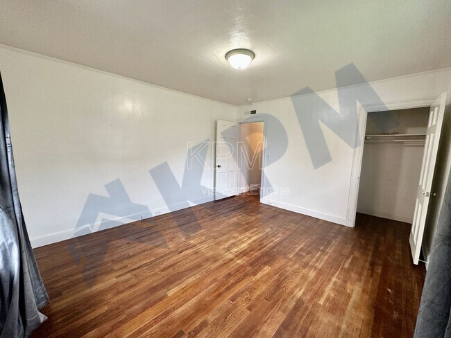 Building Photo - 875 W Alpine Ave