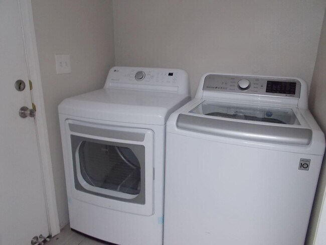 Building Photo - Spacious 4-Bedroom Home with Pool & 3-Car ...