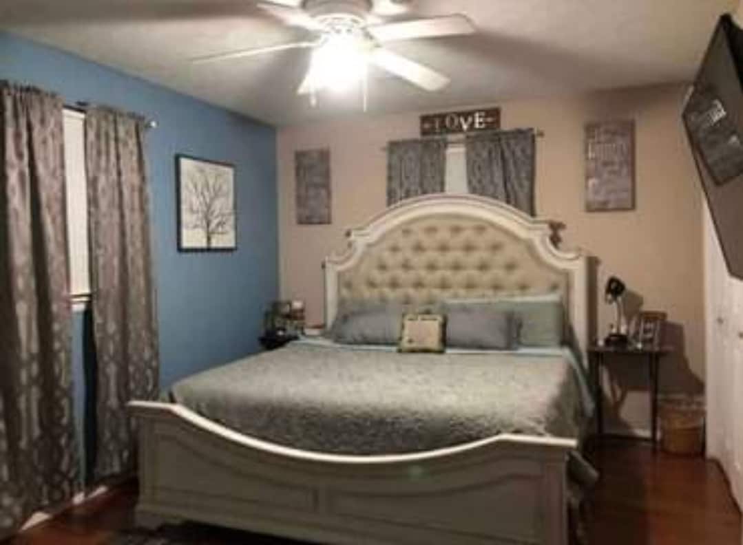 Master Bedroom. The blue wall has been painted over, but I'm showiing to show the possibilities. - 2715 S Franklin Ave