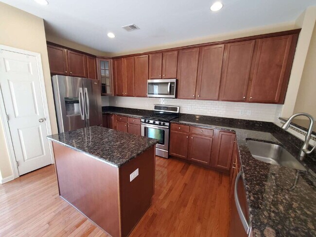 Building Photo - Impeccable 3 Bed / 2.5 Bath Townhome – Packed with Custom Upgrades!