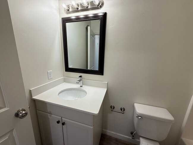 Building Photo - Remodeled Bluffview Townhome