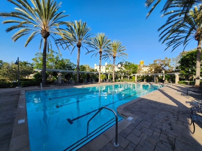 Building Photo - Beautiful Tri-level in Irvine!