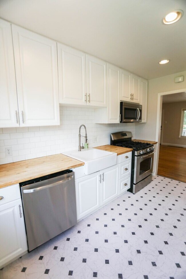 Building Photo - NEWLY LISTED $2,600 PER MONTH - GORGEOUS 3...