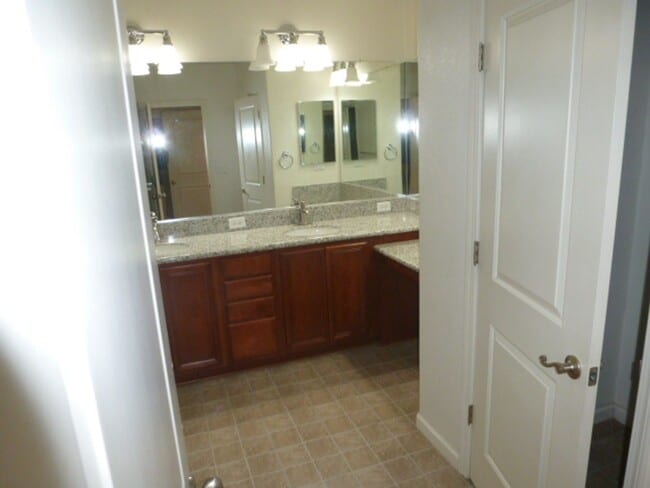 Building Photo - Four Bedroom, Three Bath Home in Somersett