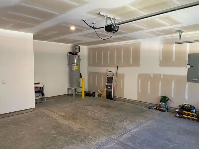 Building Photo - 3 Bedroom 2 Bath Home in Middle Creek Vill...