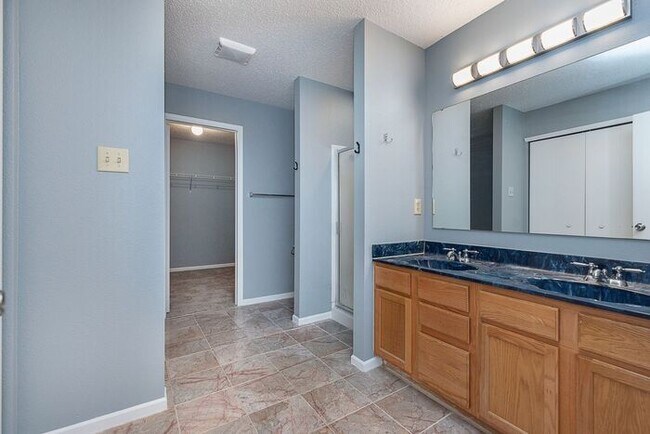 Building Photo - Large 4 Bedroom in Fishers!