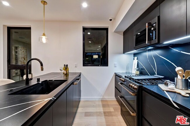 Building Photo - 7273 W Hazel Ct