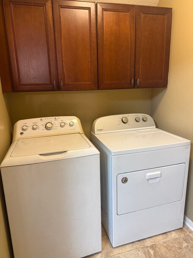 Building Photo - 5 BEDROOM HOUSE WITH PRIVATE POOL AND LAKE...