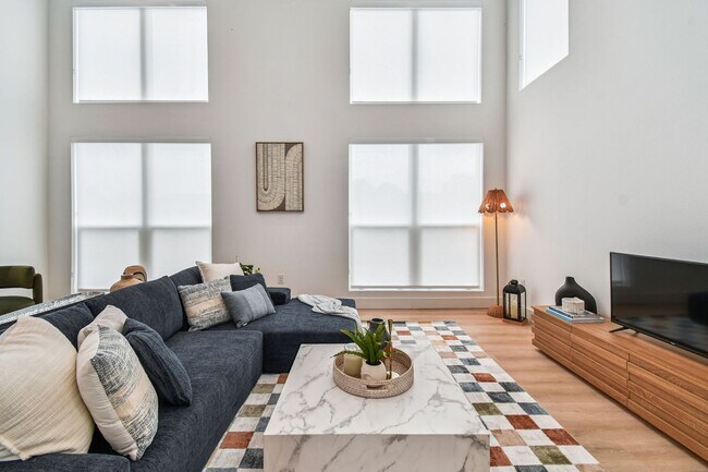 Building Photo - A charming coastal townhouse, just minutes from downtown St. Pete!