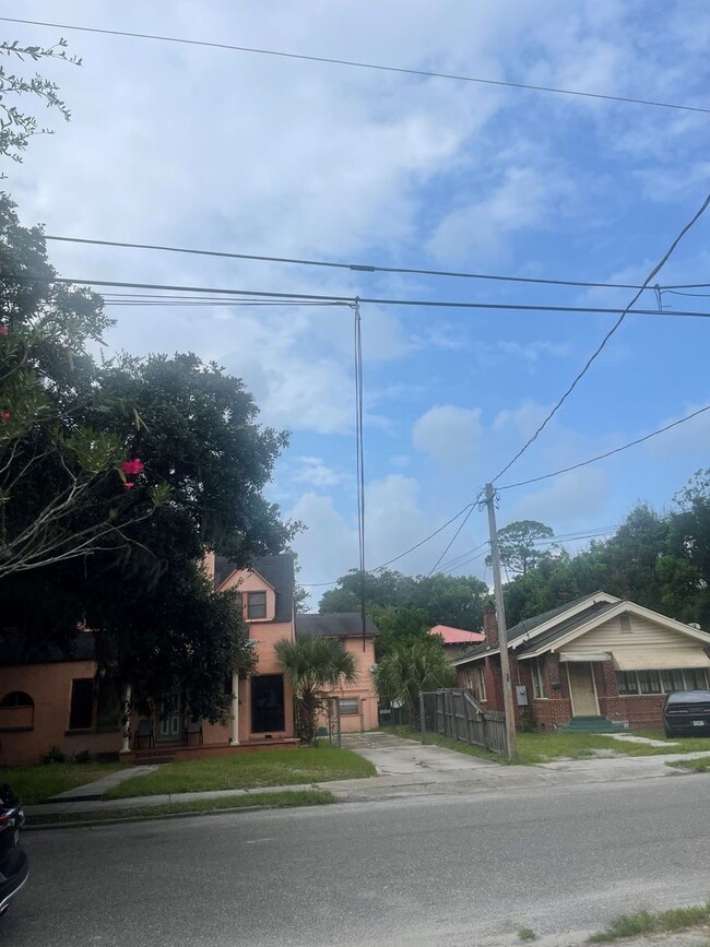 Building Photo - Duplex with Garage Apartment