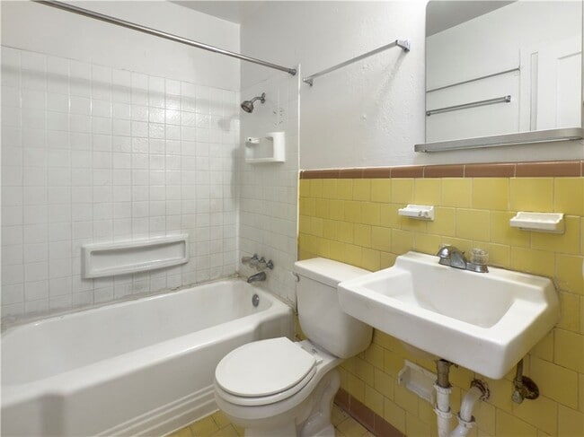 Building Photo - 703 Cherry St