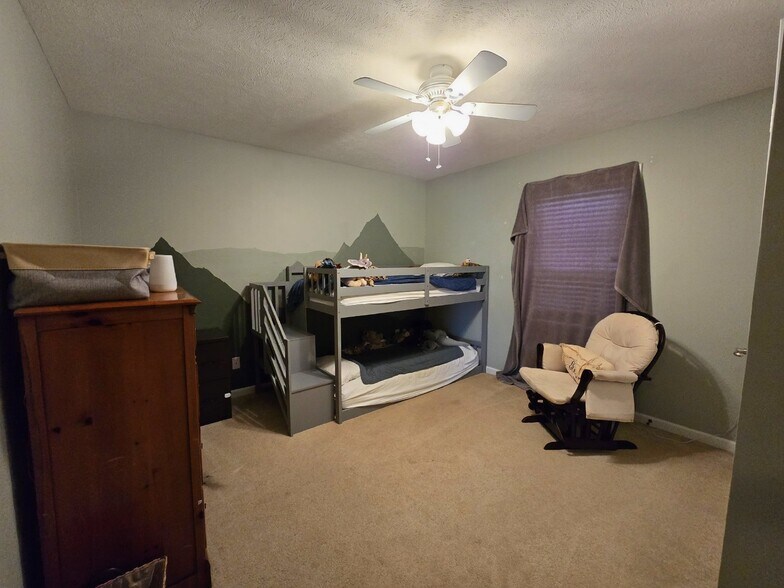 Building Photo - 594 Mountain View Dr