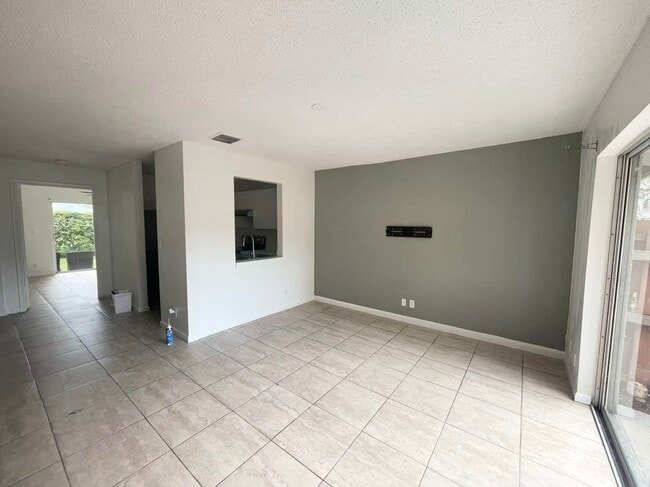 Building Photo - 521 Cypress Way W